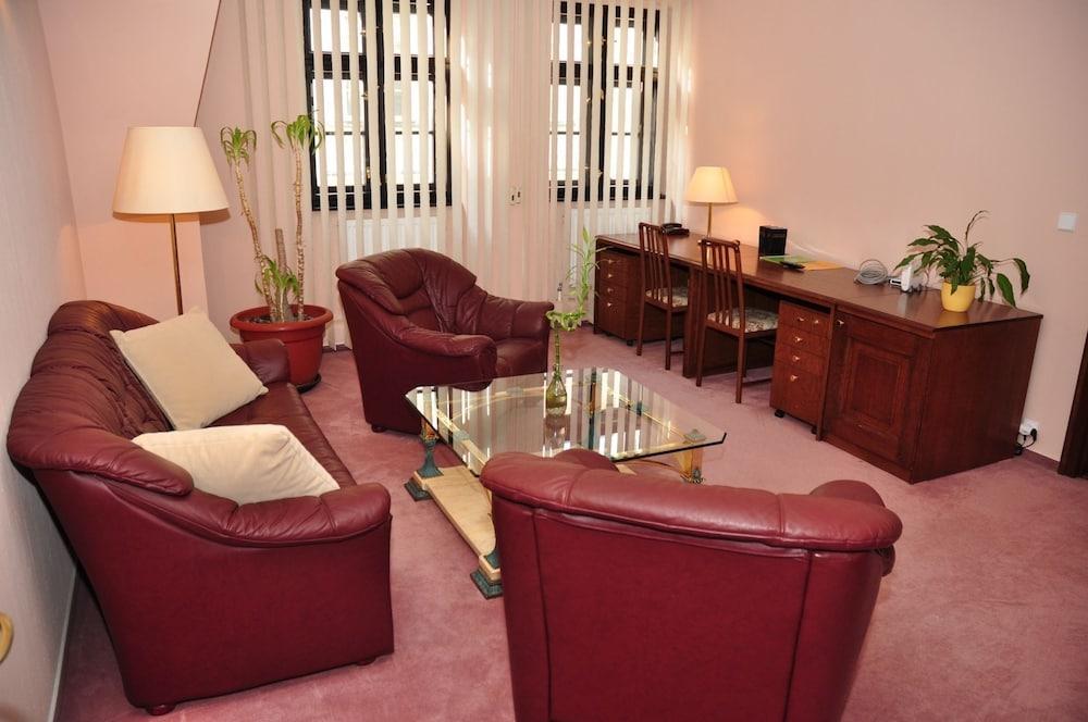 ליברץ Hotel Radnice מראה חיצוני תמונה