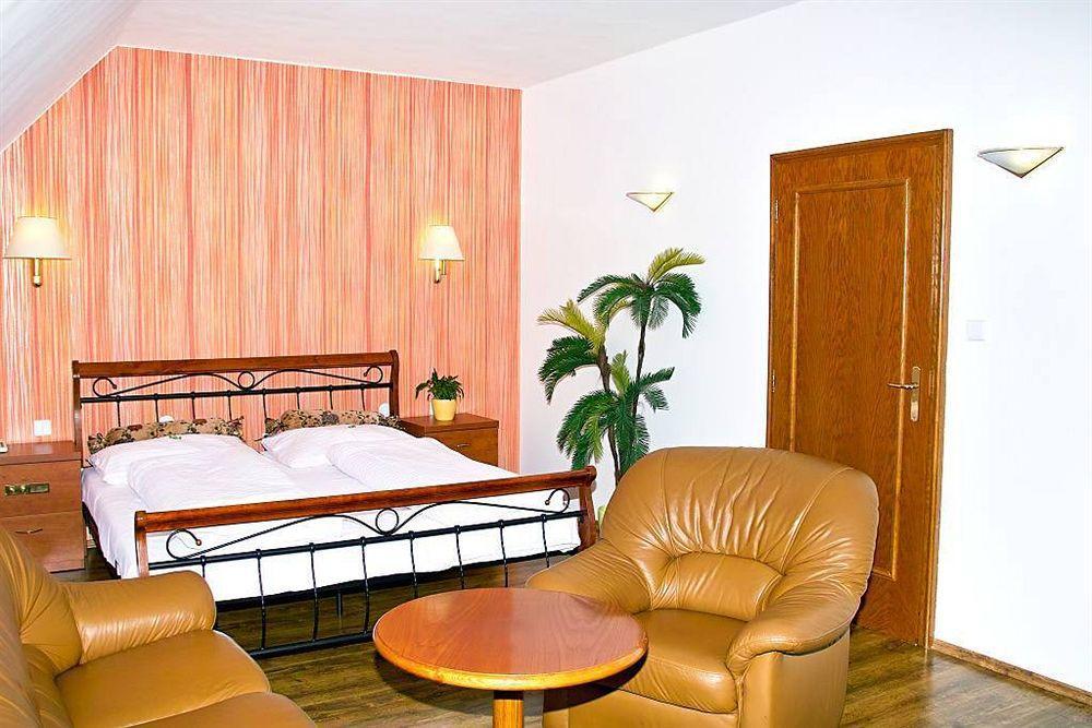 ליברץ Hotel Radnice מראה חיצוני תמונה