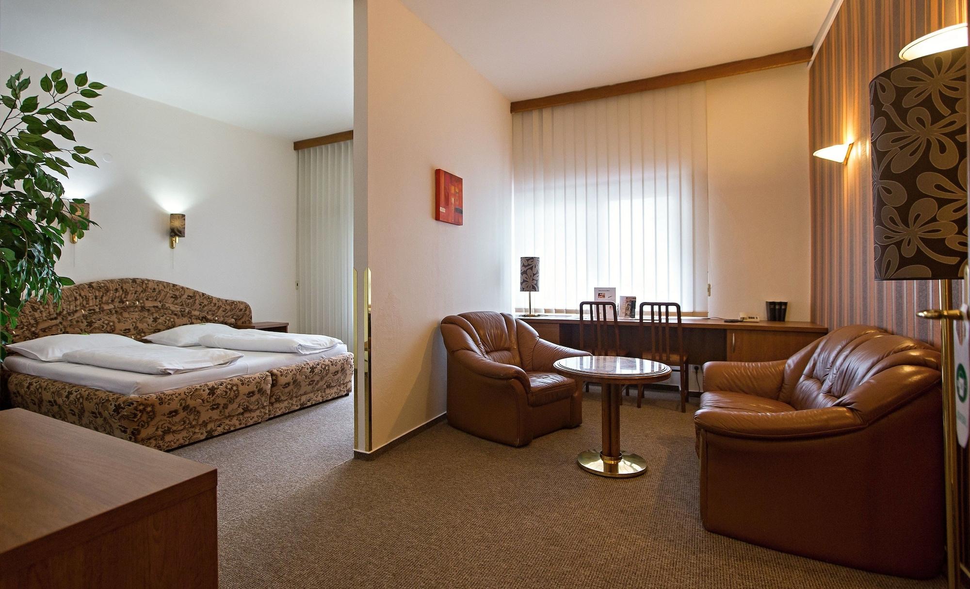 ליברץ Hotel Radnice מראה חיצוני תמונה