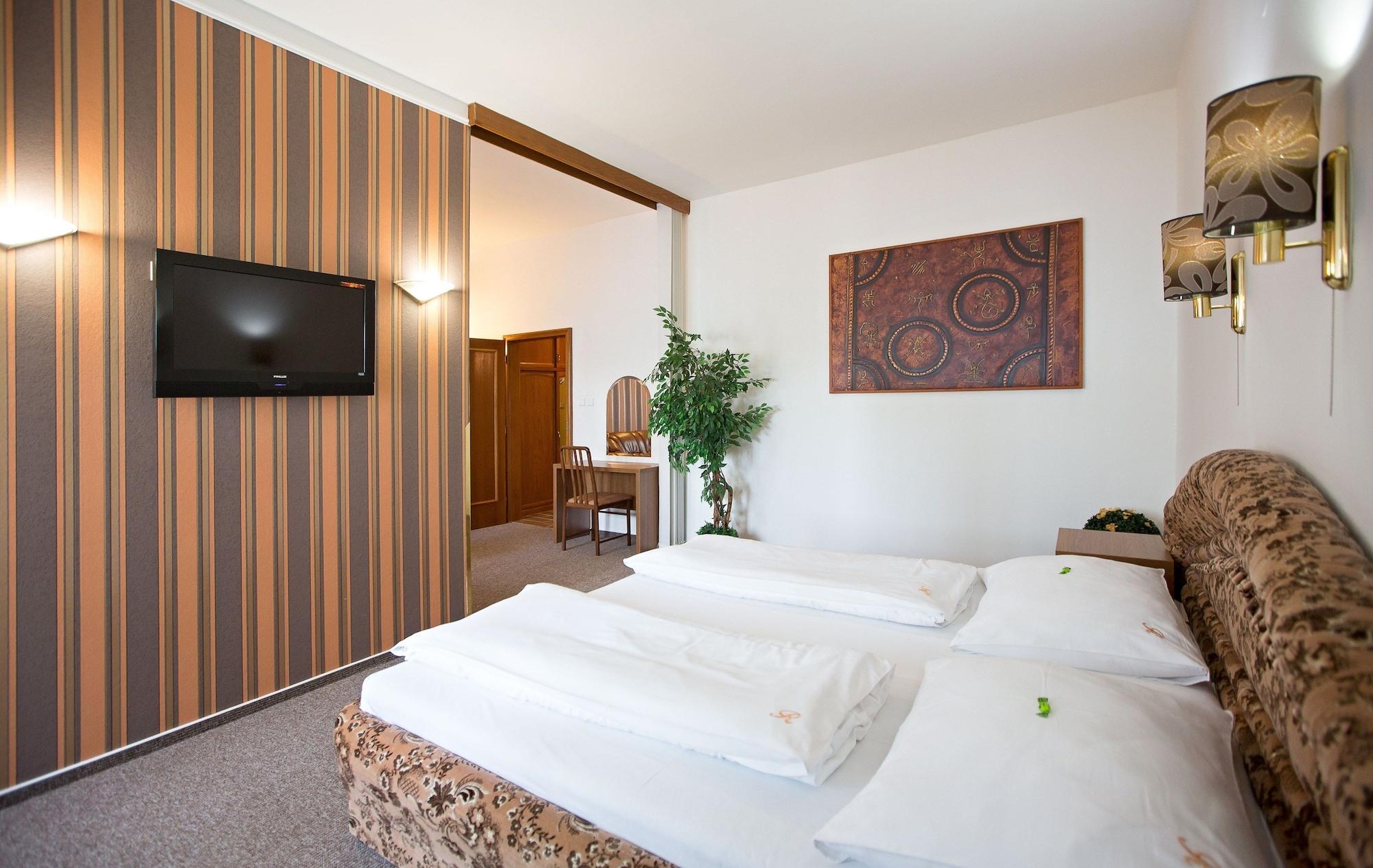 ליברץ Hotel Radnice מראה חיצוני תמונה