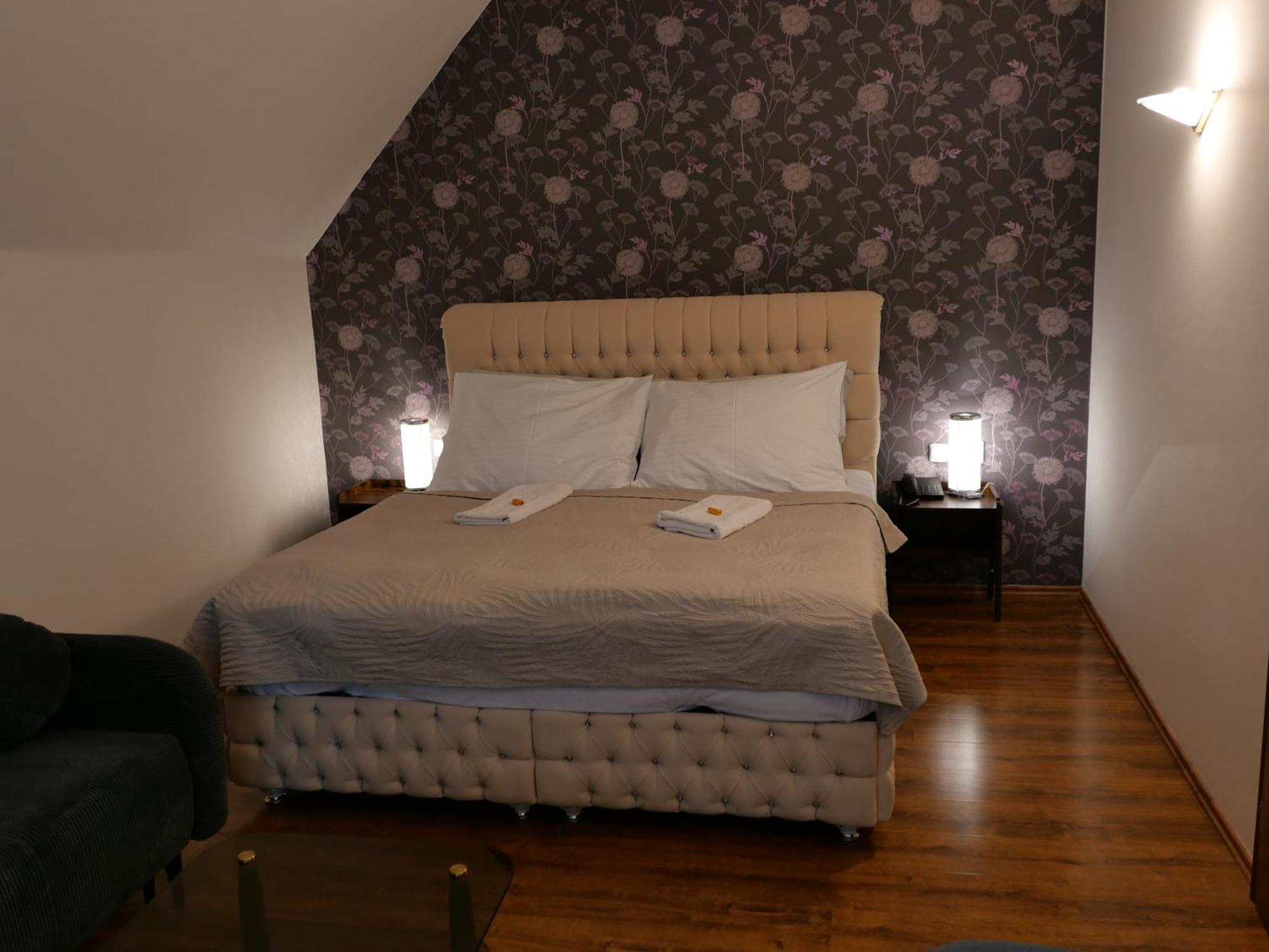 ליברץ Hotel Radnice מראה חיצוני תמונה