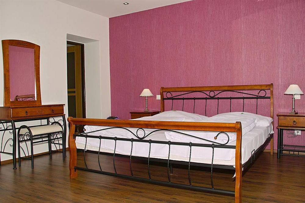 ליברץ Hotel Radnice מראה חיצוני תמונה